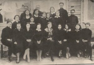 S. Nėris (pirmoje eilėje viduryje) su savo auklėtiniais. Lazdijai. 1930 m.