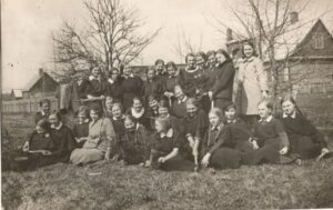 S. Nėris (sėdi ketvirta iš kairės) su Panevėžio valstybinės mergaičių gimnazijos mokinėmis medelių sodinimo šventėje. 1936 m.