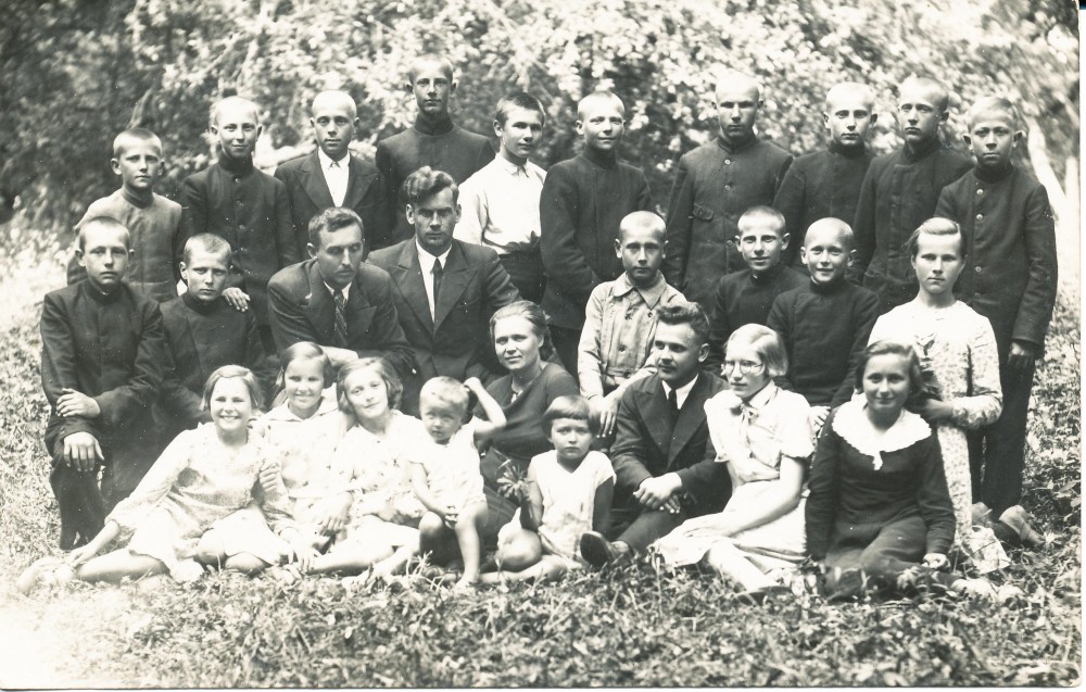 Saločių pradžios mokyklos 6-oji klasė 1937 metais. J. Mikelinskas trečias iš kairės viršutinėje eilėje