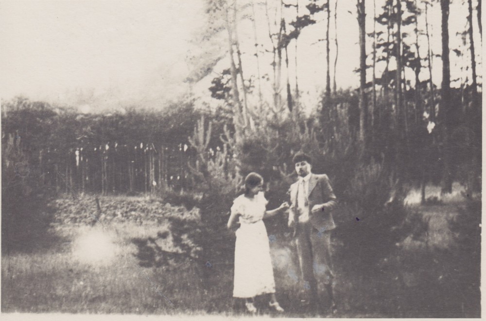 Salomėja ir Bernardas Berčiūnų miške. Panevėžys. 1936 m. gegužės 4 d.