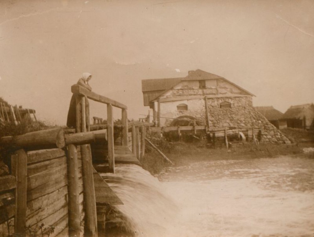 Šatrijos Ragana (Marija Pečkauskaitė) prie vandens malūno apie 1896 m. Povilo Višinskio nuotr.