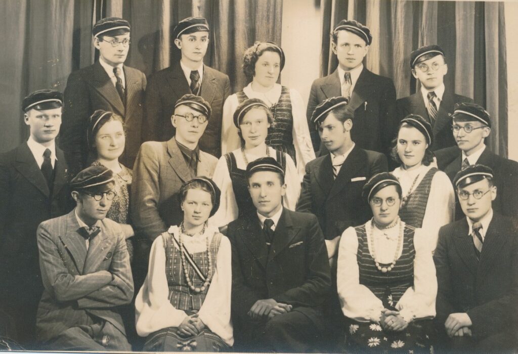 Šatrijos draugija. Pirmoje eilėje centre – Č. Grincevičius. Apie 1940 m.