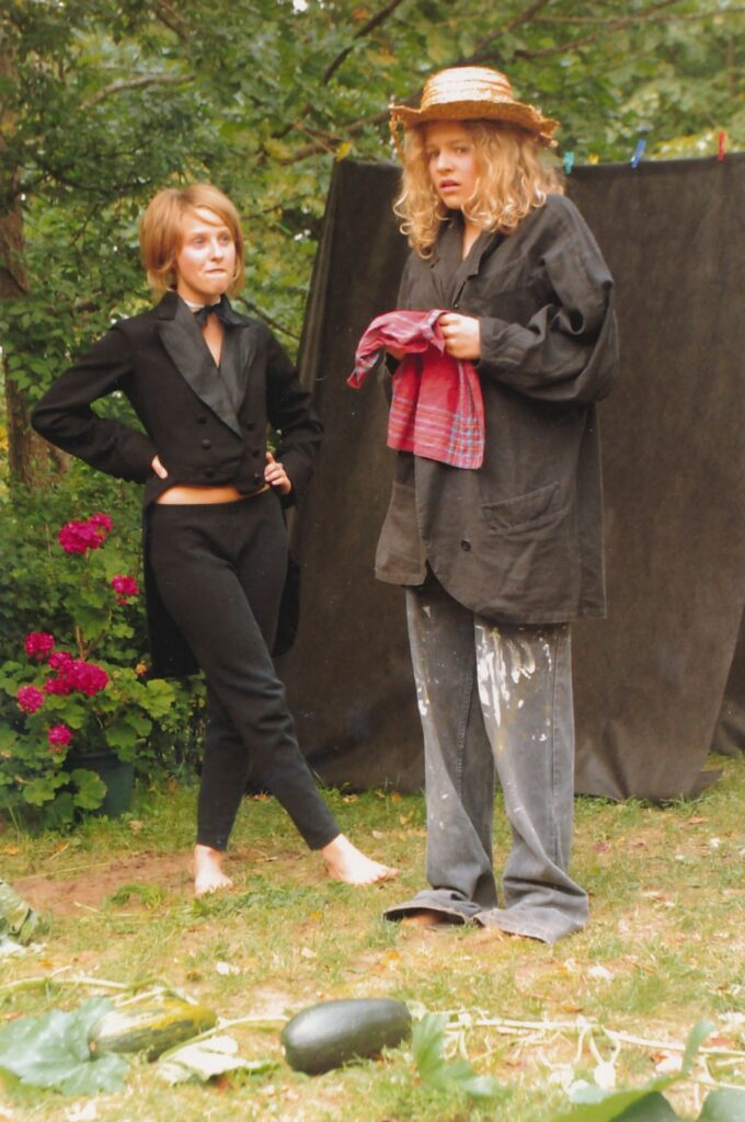 Scena iš K. Ostrausko dramos „Kaliausės mirtis“. Lietuva, 2005 m. Rež. J. Plaušinaitytė