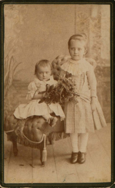 Šešerių metų Sofija su sesute Jadvyga. J. Arnsono nuotrauka. Šauliai, 1892 m.