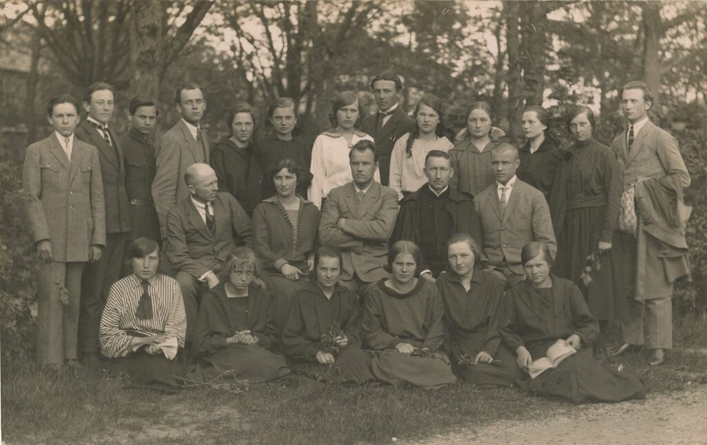 II eilėje iš kairės: Albertas Šileris, Ona Mataitytė-Geniušienė, Antanas Giedraitis, kun. Povilas Šidlauskas, Juozas Giedraitis. Jurbarkas. ~1923 m. Panevėžio apskrities Gabrielės Petkevičaitės-Bitės viešoji biblioteka, Povilo Šidlausko fondas F177_109