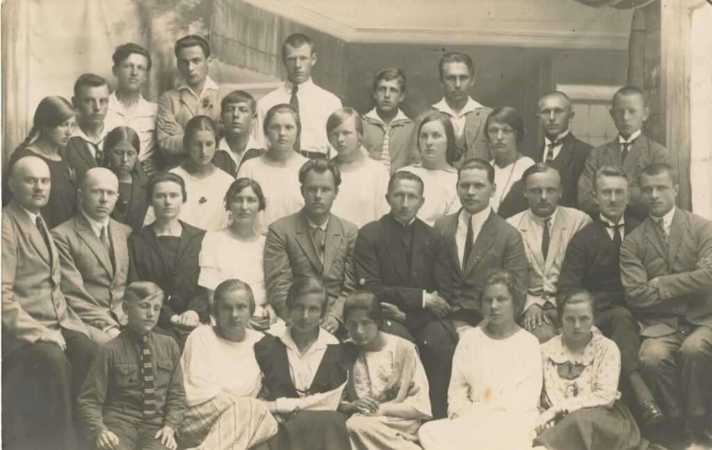 Pedagogai. Antanas Giedraitis 5-tas II eilėje iš kairės. Jurbarkas. Apie 1923 m. Panevėžio apskrities Gabrielės Petkevičaitės-Bitės viešoji biblioteka, Povilo Šidlausko fondas F177_115