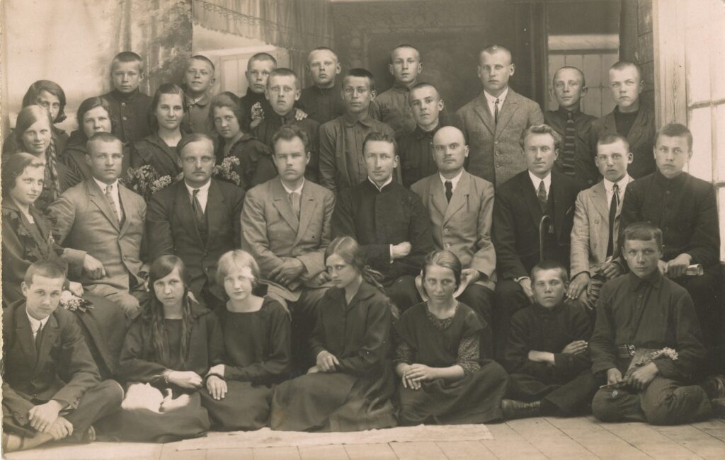 Antanas Giedraitis 4-as II eilėje iš kairės. Jurbarkas. Apie 1923 m. Panevėžio apskrities Gabrielės Petkevičaitės-Bitės viešoji biblioteka, Povilo Šidlausko fondas F177_117