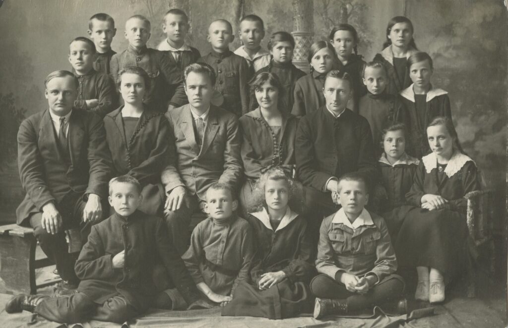 II eilėje iš kairės: Juozas Kasiulaitis, Adelė Kasiulaitienė, Antanas Giedraitis, Ona Mataitytė-Geniušienė, kun.Povilas Šidlauskas. Jurbarkas. ~1923 m. Panevėžio apskrities Gabrielės Petkevičaitės-Bitės viešoji biblioteka, Povilo Šidlausko fondas F177_118