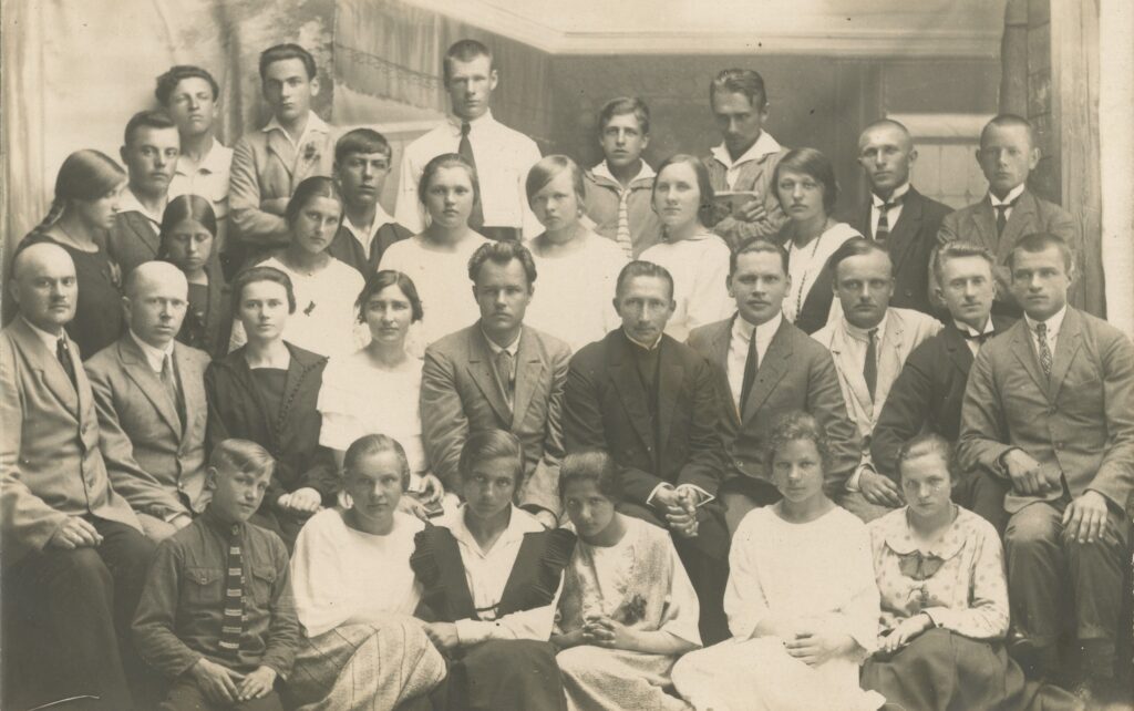 Pedagogai. Antanas Giedraitis 5-tas II eilėje iš kairės. Jurbarkas. Apie 1923 m. Panevėžio apskrities Gabrielės Petkevičaitės-Bitės viešoji biblioteka, Povilo Šidlausko fondas F177_77