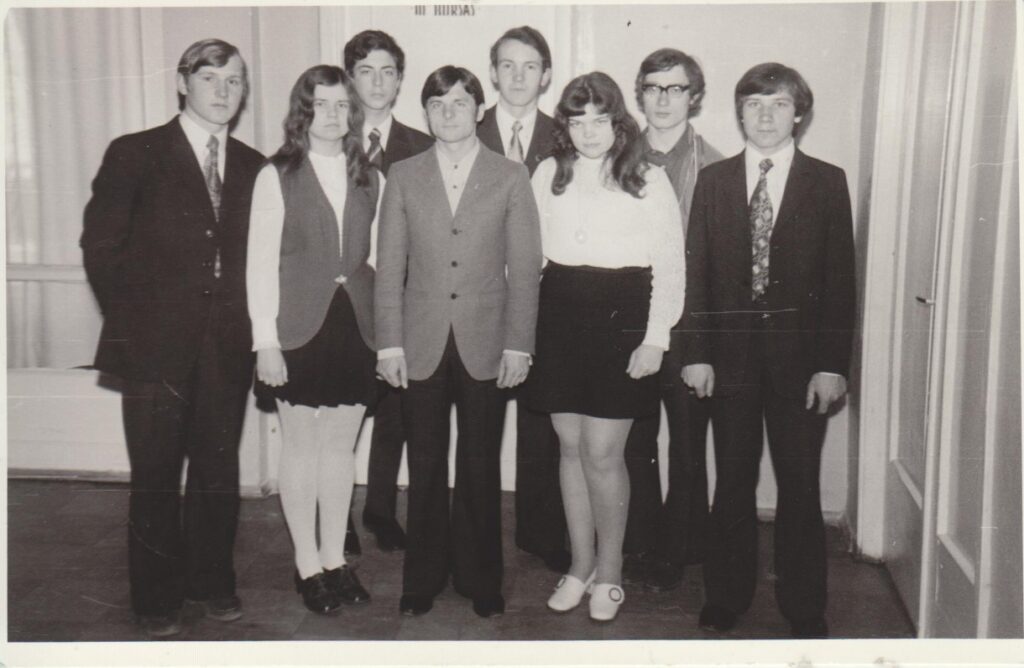 Sigitas Poškus (antras iš dešinės) su klasės draugais. 1975 m.