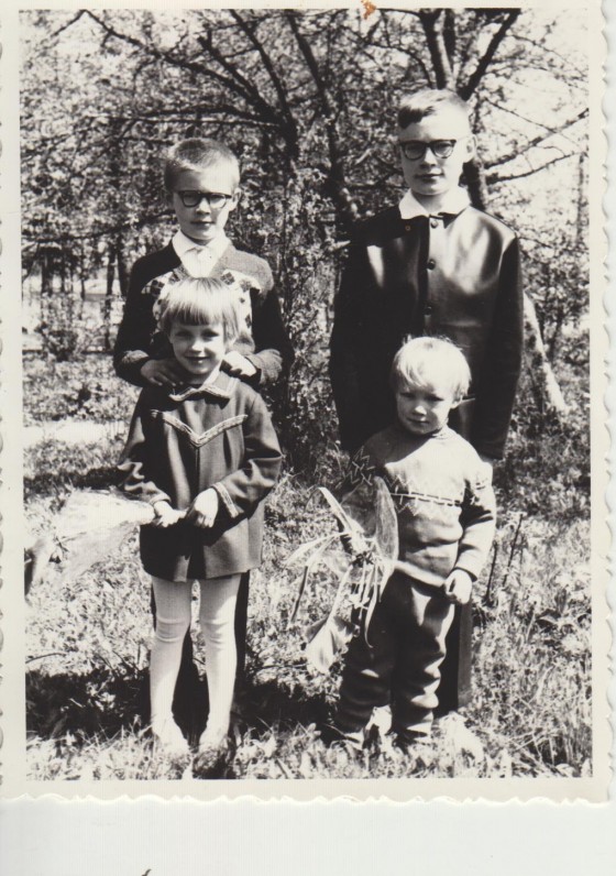 Sigitas su broliais ir sesute. 1969 05 28