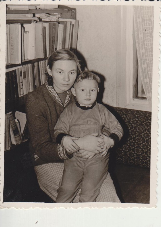 Sigitas su mama Rože Poškiene Stempliuose. 1960 m.