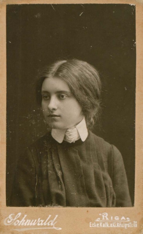 Sofija Kymantaitė, baigusi gimnaziją Rygoje. S. Zonvaldo nuotrauka. Ryga, 1904 m.