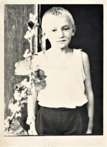 Stasiukas prie namų Gudakiemio kaime. Apie 1969 m.