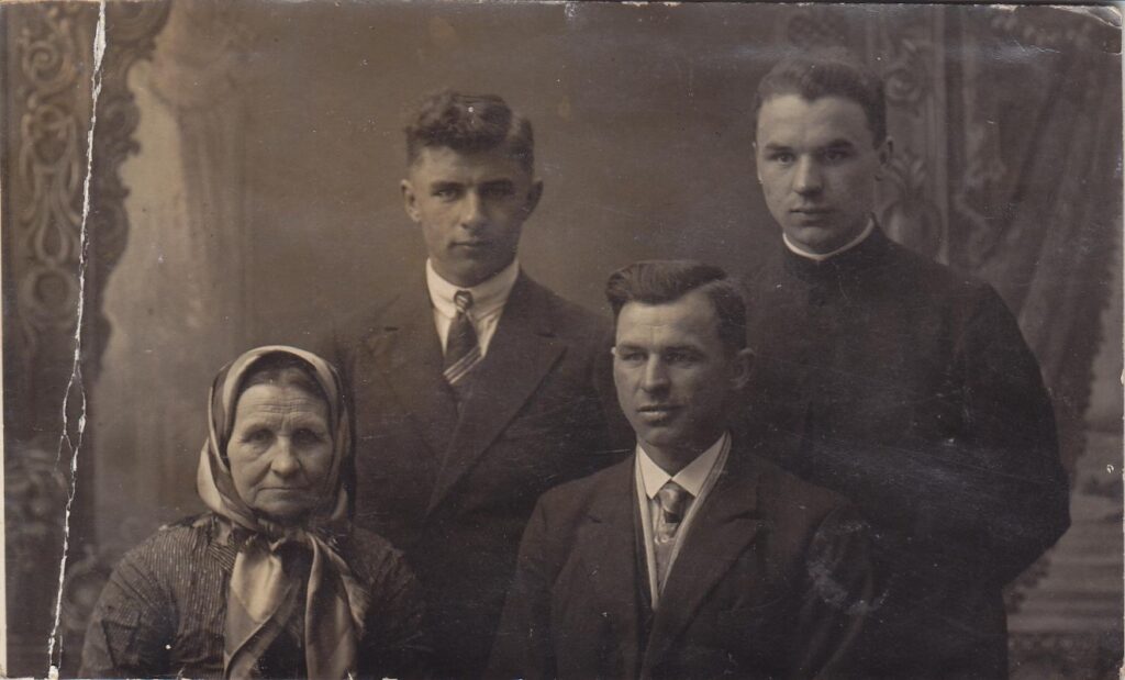 Stasys Yla (stovi dešinėje) su mama ir broliais Jonu bei Jurgiu. Kaunas. Apie 1930 m.