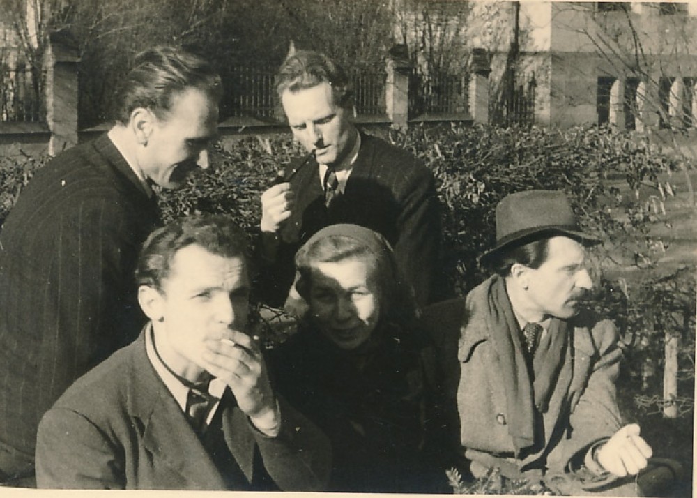 Stovi iš kairės M. Morkūnas, J. Kaupas. Sėdi iš kairės R. Viesulas, Liūnė Sutema, M. Katiliškis. Freiburgas, 1947–1948 m.