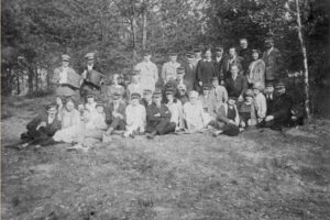 Studentų ateitininkų meno draugijos „Šatrija“ nariai Beripolio dvare Dumsiuose. 1927 m. Iš kairės sėdi J. Eretas ir S. Bačinskaitė