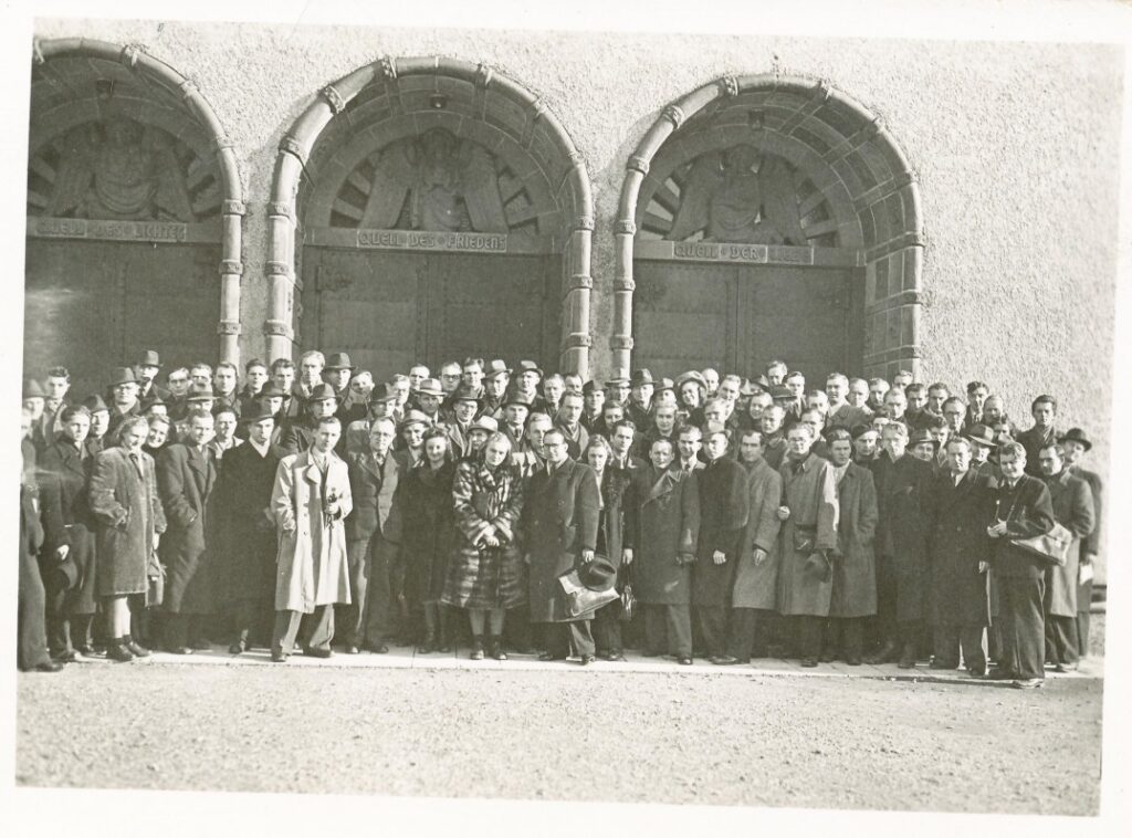 Studentų suvažiavimas Heidelberge. 1948 m. Penktoje eilėje iš dešinės pirmas – Aloyzas Baronas