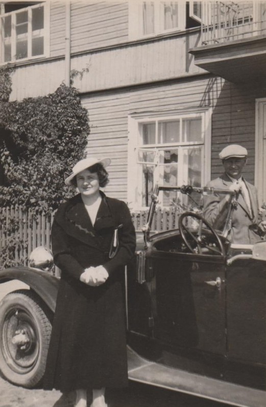 Su B. Sruoga prie Žemuogių g. namo Nr. 4 a., kuriame gyveno 1927–1938 m. Kaunas. 1937 m.