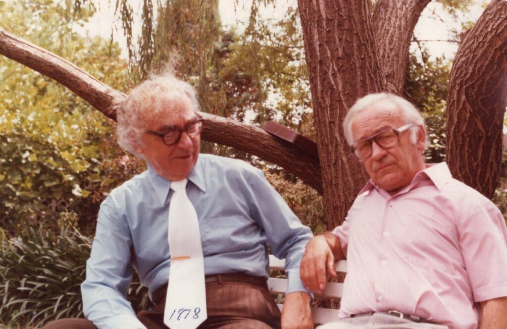 Su Bernardu Brazdžioniu „Kazokynės“ kieme. Sidnėjus, 1978 m.