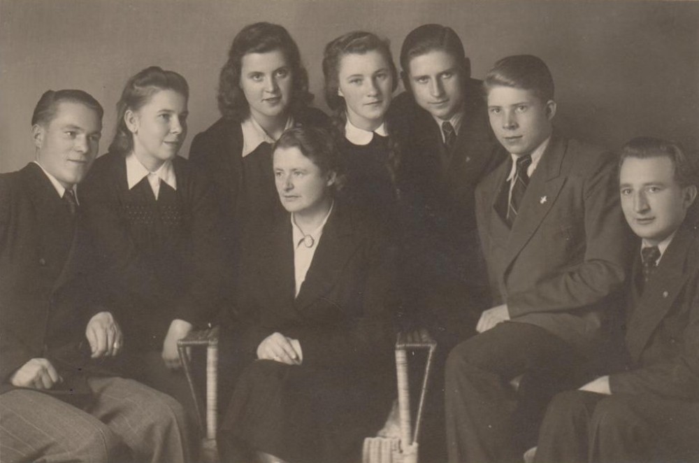 Su Detmoldo lietuvių gimnazijos abiturientais. 1946 m.