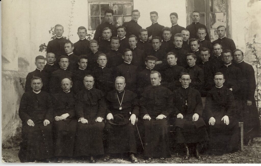 Su Kauno kunigų seminarijos profesoriais ir kunigais. 1930 m.