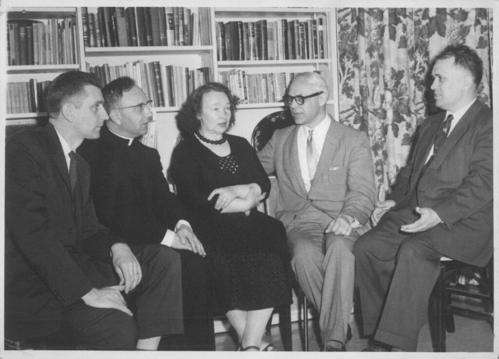 Su LRD premijos skyrimo komisijos nariais. A. Landsbergis, L. Andriekus, N. Mazalaitė, J. Brazaitis, V. Maciūnas. Bruklinas, 1958 m.