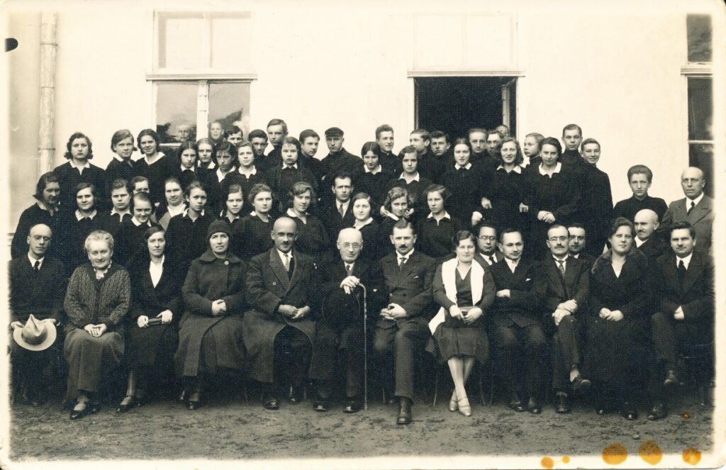 Su Panevėžio gimnazijos mokiniais ir mokytojais. 1930 m.
