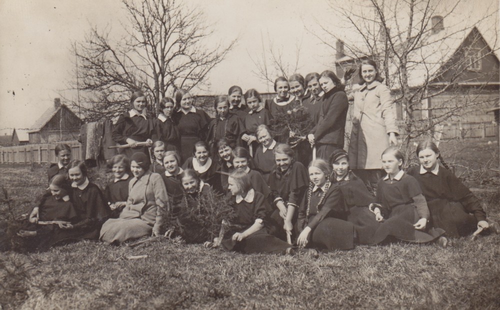 Su Panevėžio valstybinės gimnazijos mokinėmis medelių sodinimo šventėje. Panevėžys. 1936 m. balandžio 25 d.