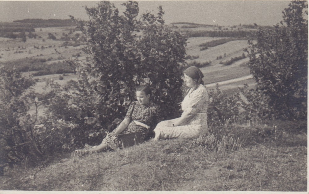 Su V. Sruogiene istorikų ekskursijos po Vilniaus kraštą metu. 1939 m.