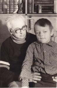 Su anūku Gyčiu namuose Vilniuje. 1985 m.