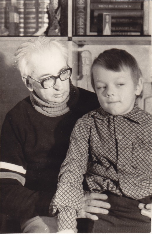 Su anūku Gyčiu namuose Vilniuje. 1985 m.