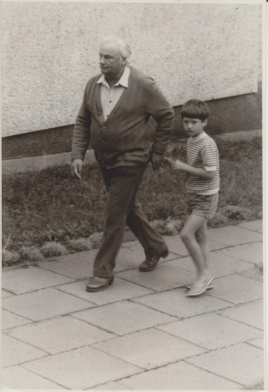 Su anūku Pijumi Nidoje apie 1985 m. Nuotr. O. Pajedaitės