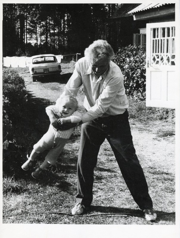 Su anūku Tomu Linmarkyje Švenčionių rajone. 1984-ųjų vasarą. Fotografas Sigitas Šimkusus