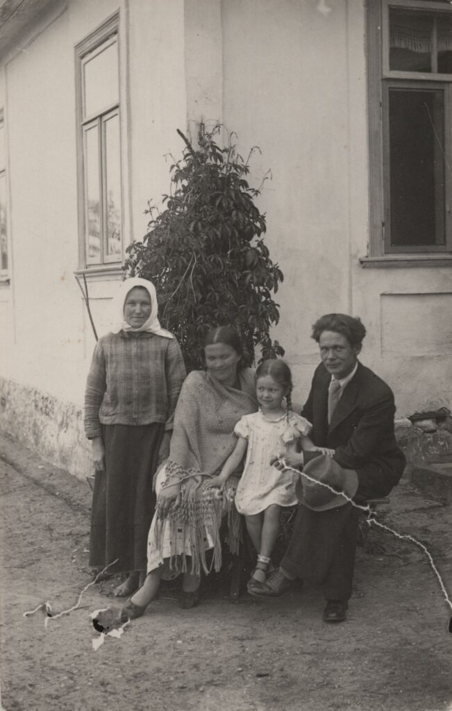 Dalia Urnevičiūtė su artimaisiais Nemajūnuose. MLLM 23809