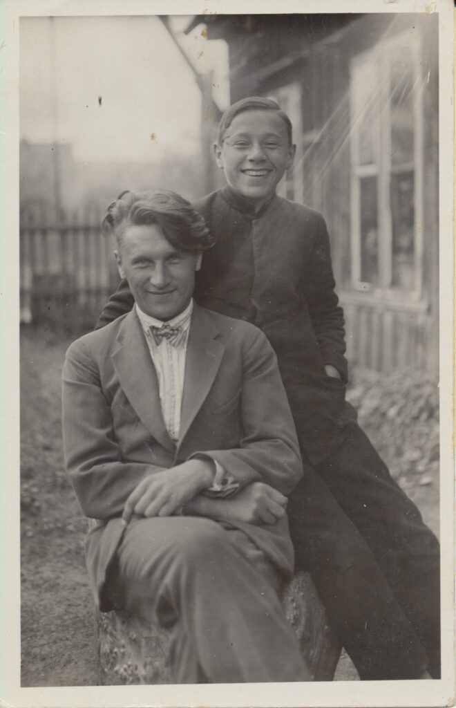 Su broliu Petru prie „Žiburėlio“ bendrabučio. Brolis kurį laiką gyveno kartu, tame pačiame kambaryje. Kaunas, 1929 06 04