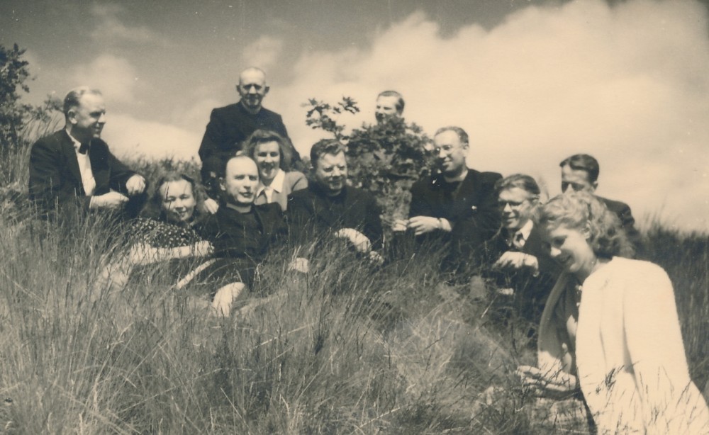 Su draugais ir žmona Nele Mazalaite (antra iš kairės) Spakenberge. J. Kruminas sėdi trečias iš dešinės. 1948 m.