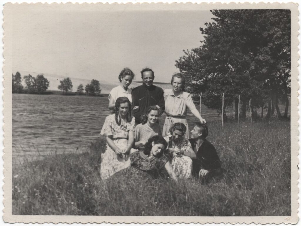 Dalia Urnevičiūtė su draugais praktikoje. 1953 m. MLLM 49914