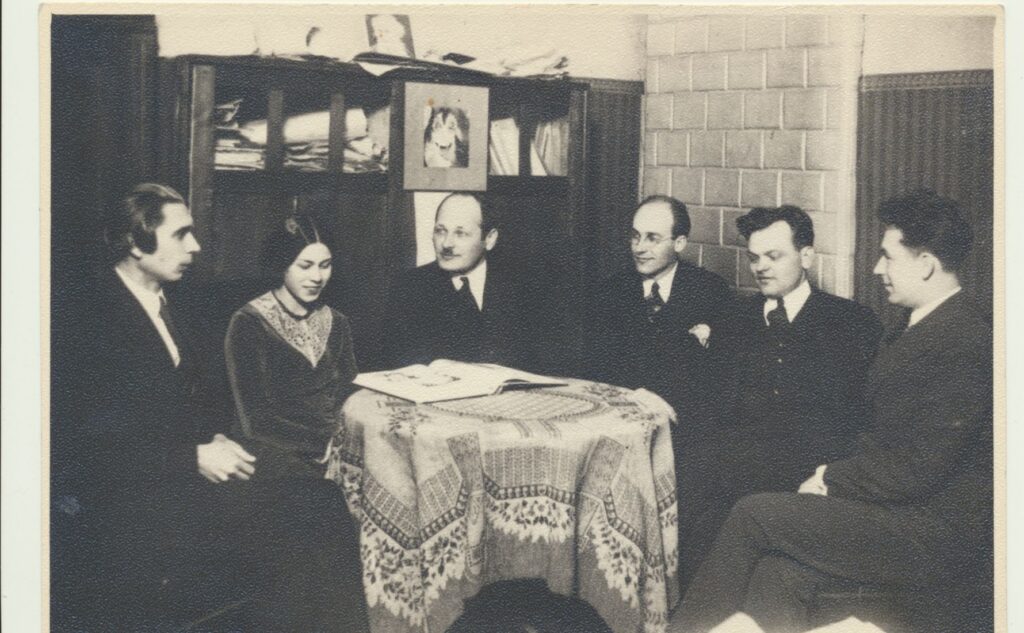 Su draugais. Iš kairės – Petras Vaičiūnas, T. Vaičiūnienė , latvių rašytojas Adolfas Ersas, Antanas Rimydis, Augustinas Gricius ir P. Tarulis. Apie 1926 m.