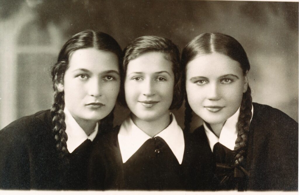 Su draugėmis Birute Kirmonyte ir Ona Gudynaite. Alytus. 1938 m.