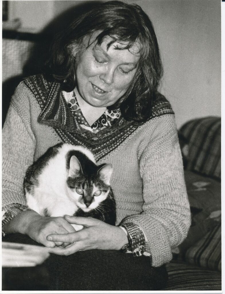 Su katyte Kleopatra Vilniuje 1985 m. Fotografė O. Pajedaitė