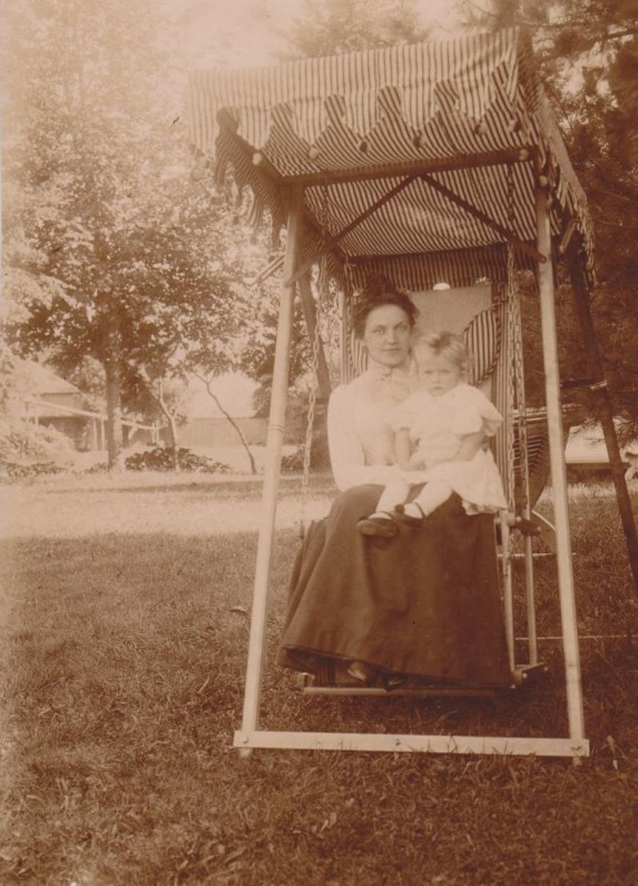 Su mama Jadvyga Paulavičiūte-Daugirdiene. Pavirvytė. 1900 m.