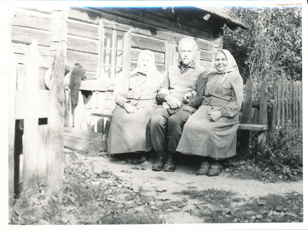 Su mama (Paulina) ir tetulyte (Veronika) prie savo gryčios. Ratkūnai, Pasvalio raj. Apie 1975 m.