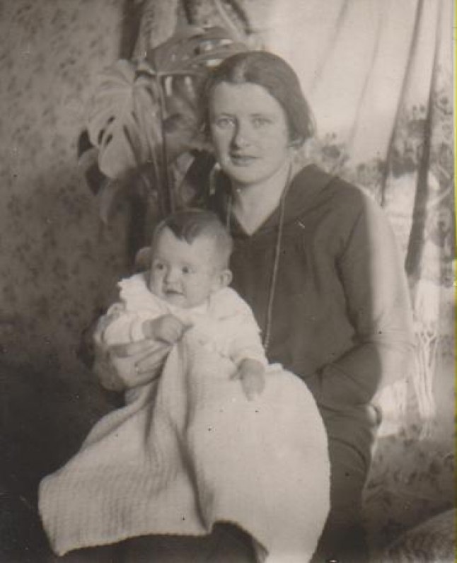 Su mama Vanda Daugirdaite-Sruogiene. Kaunas, 1926 m.