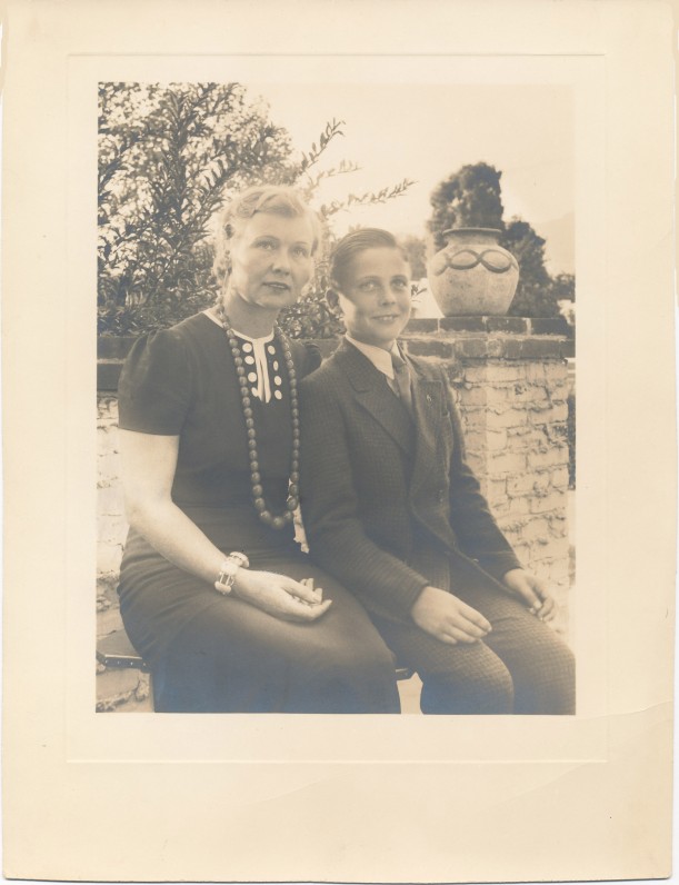 Su mama pirmaisiais mokslo metais Marianapolio kolegijoje. Thompsonas, 1939 m.
