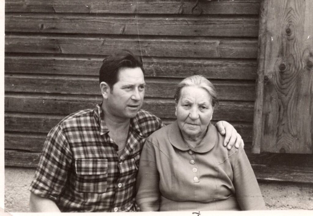 Su mama tėviškėje