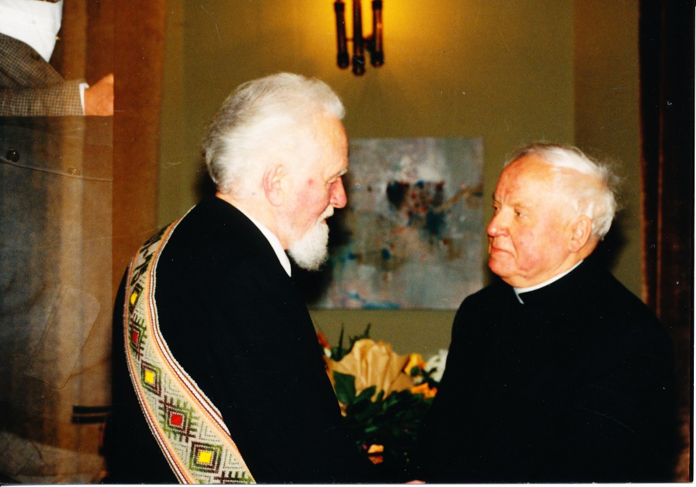 Su monsinjoru Kazimieru Vasiliausku. 1997 m.