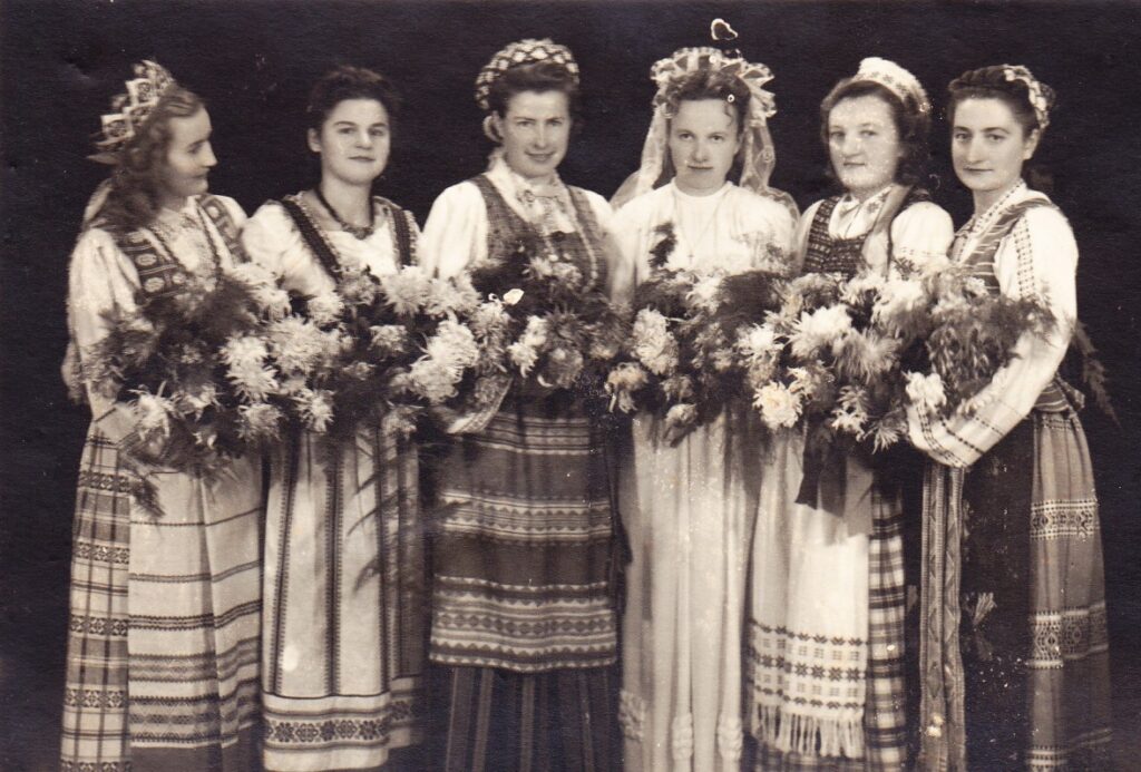 Su pamergėmis. Alė Rūta – trečia iš kairės