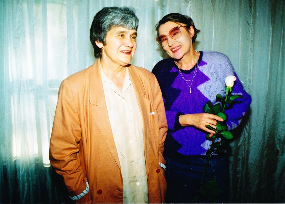 Su poete Aldona Elena Puišyte Maironio lietuvių literatūros muziejuje. 1998 m. birželio 18 d. Z. Baltrušio nuotrauka