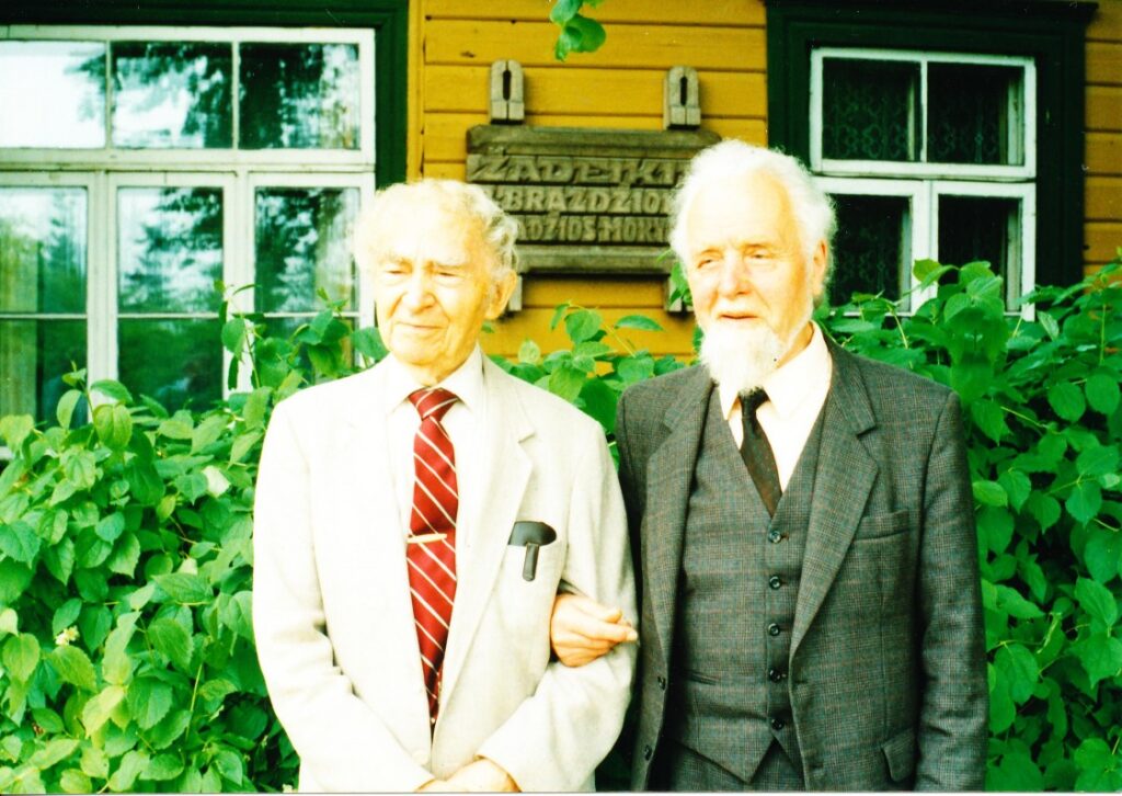 Su poetu Bernardu Brazdžioniu Žadeikiuose, Pasvalio rajone. 1994 m.